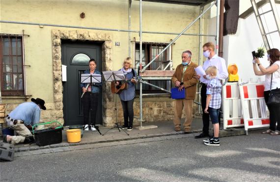 Stolpersteinverlegung für Auguste Neumaier am 20. September 2020 vor dem Wohn- und Elternhaus in Lauchheim in der Hauptstraße 39