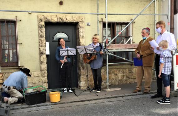 Stolpersteinverlegung für Blümla (Pauline) Neumaier am 20.September 2020 vor ihrem Wohn- und Elternhaus in Lauchheim, Hauptstraße 39