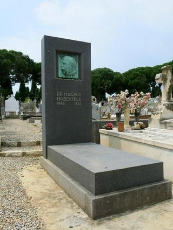 Color photo of black stone grave with portrait of Magnus Hirschfeld.