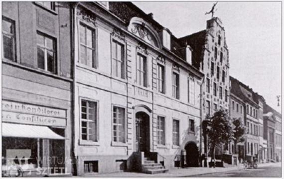 black and white image of an urban house facade at the interwar period.