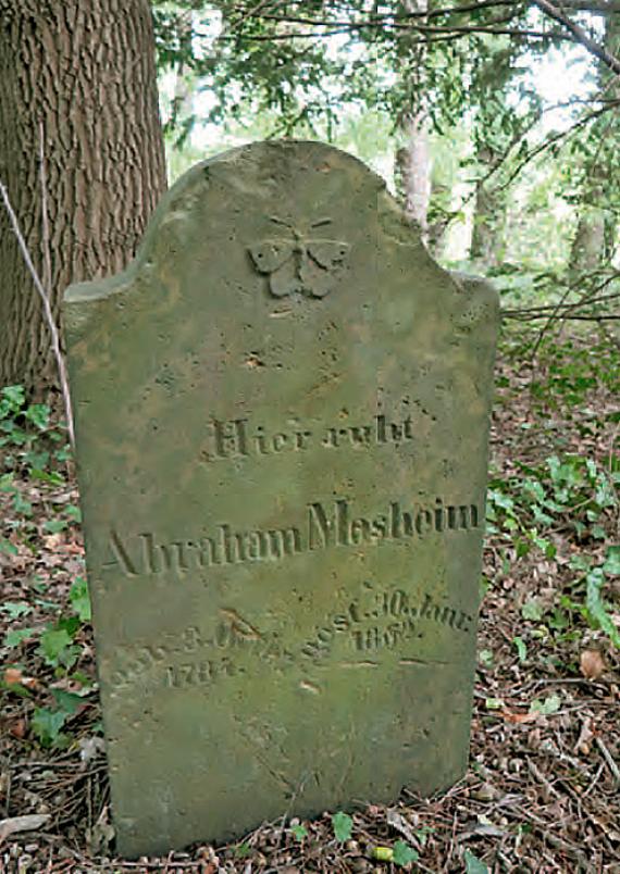 Alter Friedhof Gütersloh. Grabstein Abraham Mosberg mit Schmetterling-Icon