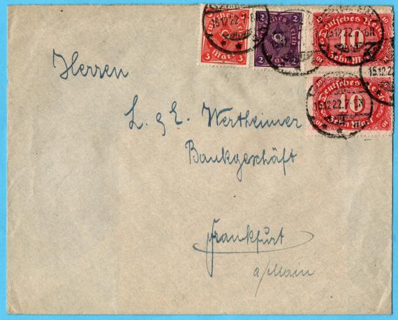 Briefumschlag - an die Herren " L.  & E. Wertheimer, Bankgeschäft ", Frankfurt am Main - versandt am 15. Dezember 1922 - Die Briefanschrift ist handgeschrieben. Am oberen Rand ab Umschlag-Mitte kleben 4 Briefmarken - eine gelb-orange-rote 3 Mark - Posthorn-Marke, daneben ein lila-violette 2 Mark - Posthorn-Marke und daneben zwei rote 10 Mark - Briefmarken. Alle 4 Briefmarken sind neben dem mittig stehenden numerischen Markenwert untem mit dem alphabetischen Markenwert umrundet während über der Zahl rund um " Deutsches Reich " zu lesen ist. Die Briefmarken sind mit 5 Poststempelabdrücken " Oppenheim - 15.12.22 - 7-8 N entwertet.