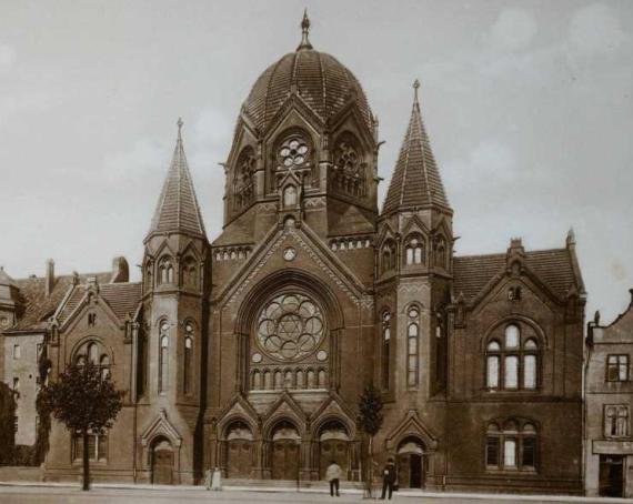 Black and white picture of the New Synagogue, front side with dome, two turrets and the big rosette in the center.