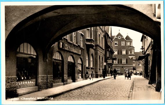 Alte Ansichtskarte von Weiden mit der Wörthstraße mit dem " Geschäft für Herren, Burschen- und Knabenkleidung Raphael Nussbaum "  -  versandt am 13. Juni 1938 