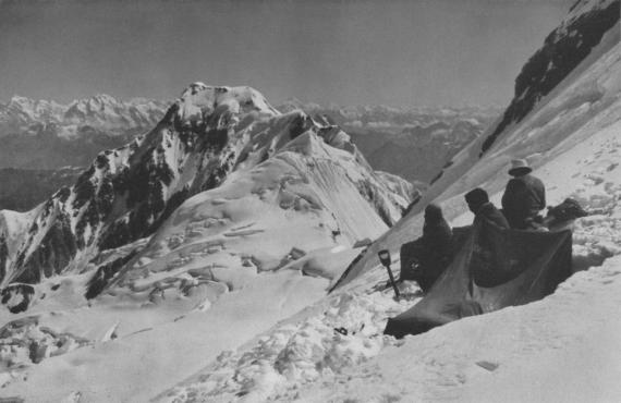 Schwarz-Weiß Aufnahme Berge mit Schnee