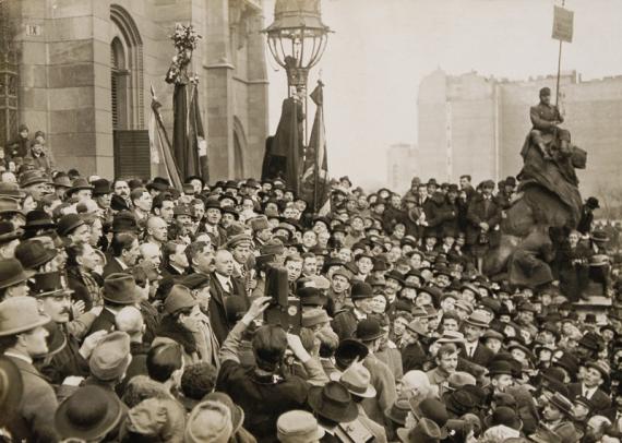 Schwarz-Weiß-Foto, Menschenmenge vor Parlament, Redner