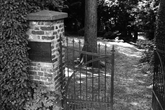 Entrance to the Geistingen Jewish Cemetery: One sees an open, iron gate. On a gatepost the inscription "Friedhof der Jüdischen Gemeinde Hennef-Geistingen. Inaugurated 1860". Above it a Star of David.