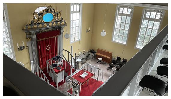 Innenraum der Celler Synagoge View from the separate women's gallery into the men's area of the synagogue