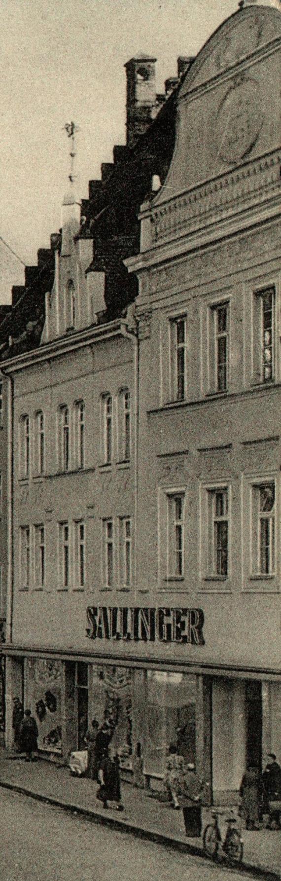 Ansichtskarte Straubing - Ludwigsplatz aus der Zeit um 1950  -  Ausschnittvergrößerung " Sallinger - Textilkaufhaus für Kinder-, Damen- und Herrenkonfektion, Kurzwaren, Teppiche und Gardinen "