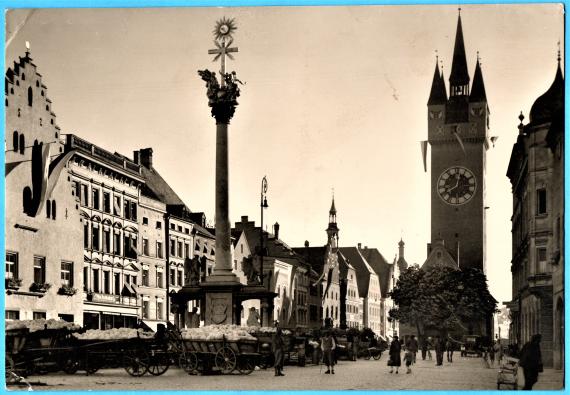 Ansichtskarte Straubing - Hauptstrasse mit Dreifaltigkeitssäule und Stadtturm mit Marktszenerie - aus der Zeit um 1930 