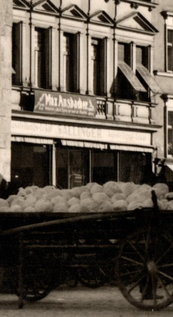 Ansichtskarte Straubing - Hauptstrasse mit Dreifaltigkeitssäule und Stadtturm mit Marktszenerie - aus der Zeit um 1930  - detailliertere Ausschnittvergrößerung Geschäft Max Ansbacher