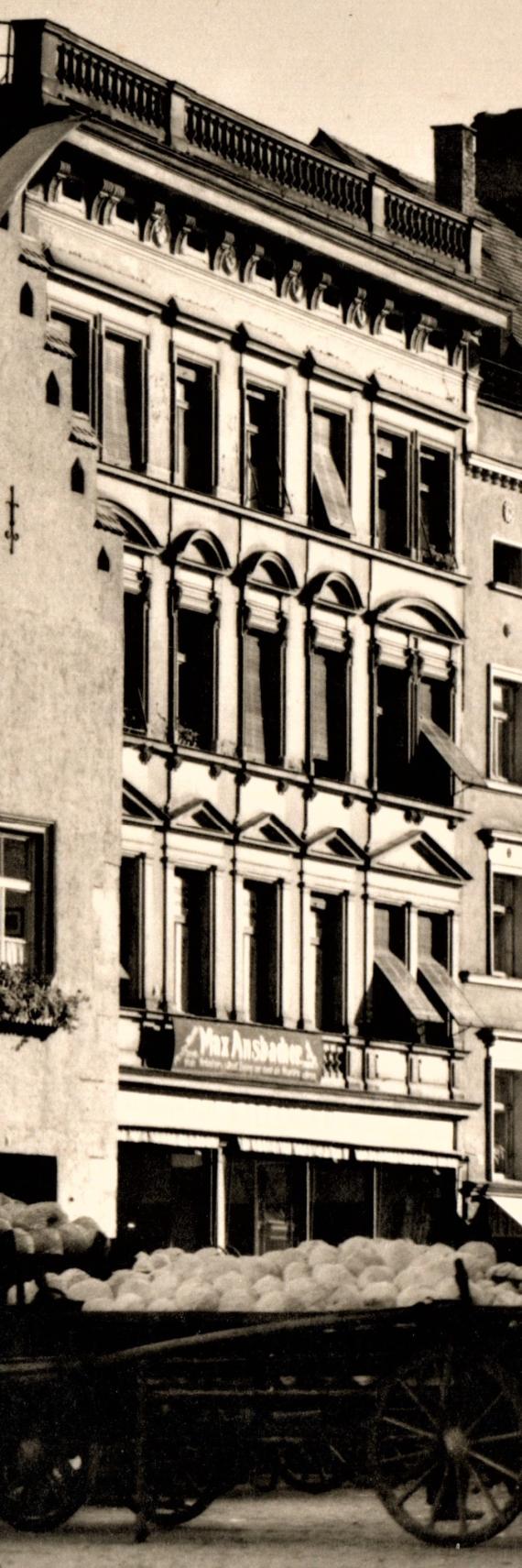 Ansichtskarte Straubing - Hauptstrasse mit Dreifaltigkeitssäule und Stadtturm mit Marktszenerie - aus der Zeit um 1930  - Ausschnittvergrößerung Geschäft Max Ansbacher