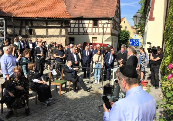 Stolpersteinverlegung am 30. Mai 2023 in Feuchtwangen für die Familie Neumann - Feuchtwangens erster Bürgermeister Patrick Ruh bei der Gedenkrede