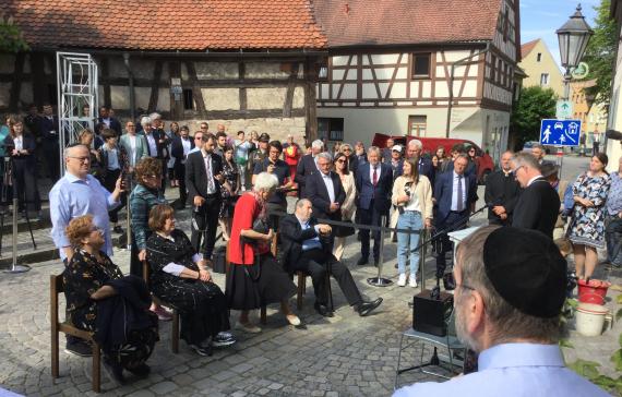 Stolpersteinverlegung am 30. Mai 2023 in Feuchtwangen für die Familie Neumann - Feuchtwangens erster Bürgermeister Patrick Ruh bei der Gedenkrede