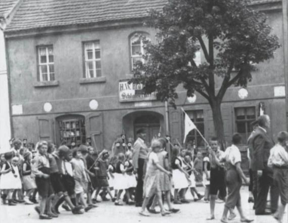 Menschen vor Haus 