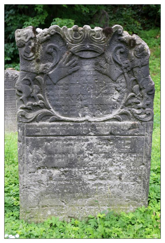 Jüdischer Friedhof Goslar - Glockengießerstraße segnende Hände mit Krone