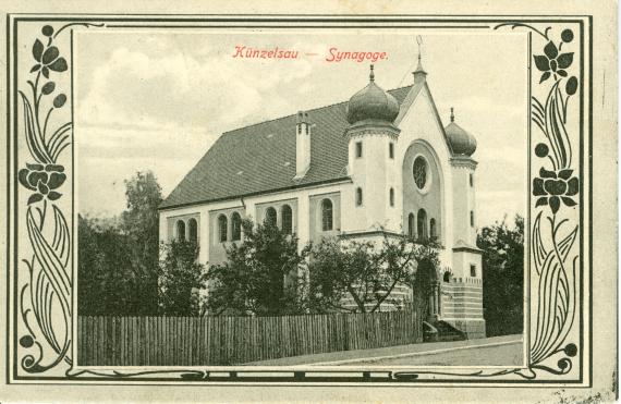 Ansichtskarte, die nur die Synagoge von Künzelsau zeigt, hineinmontiert in einen floralen Rahmen