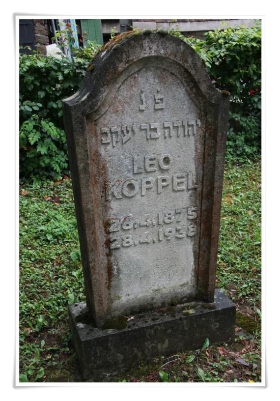 Ein einzelner Grabstein auf dem Friedhof