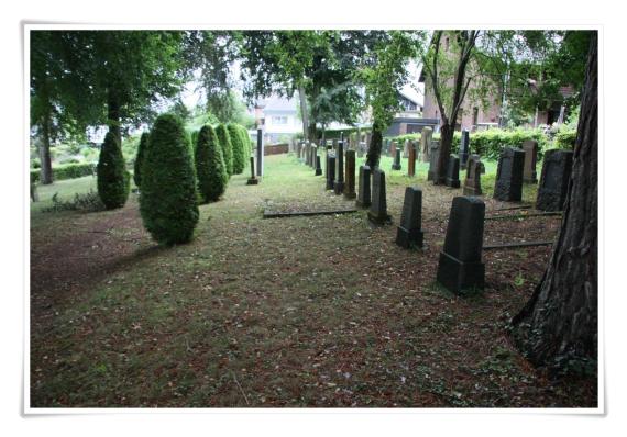 Blick auf den Friedhof mit mehreren Grabsteinen