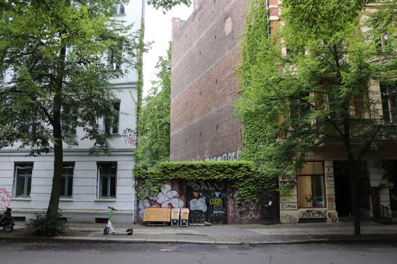 Straße mit Frontansicht auf Eingangstor zum sogenannten Judengang