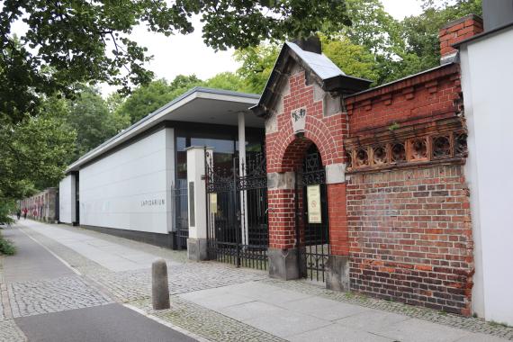 Fußgängerweg, Seitenansicht des Eingangs zum Jüdischen Friedhof an der Schönhauser Allee