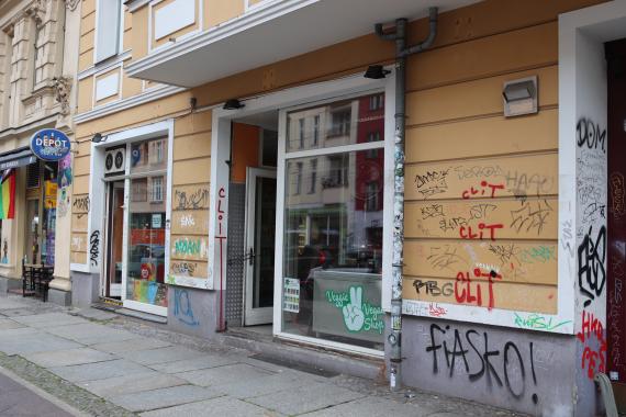 Pedestrian path, side view of a store