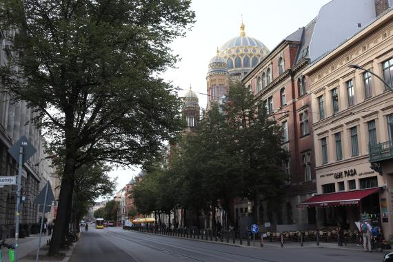 Street, side view of the Oranienburger Straße synagogue