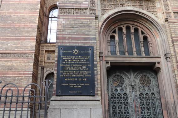 Memorial plaque at the synagogue