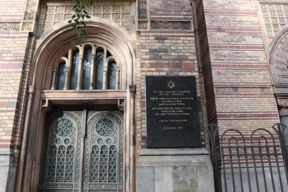 Memorial plaque at the synagogue