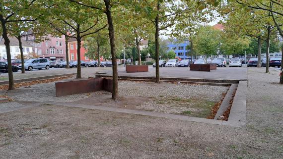 The picture shows the former location of the synagogue. The outline of the former synagogue is visible through steps and plateaus.