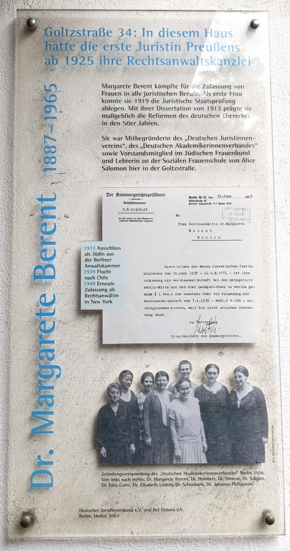 Gedenktafel mit Texten und Bild mit mehreren Frauen