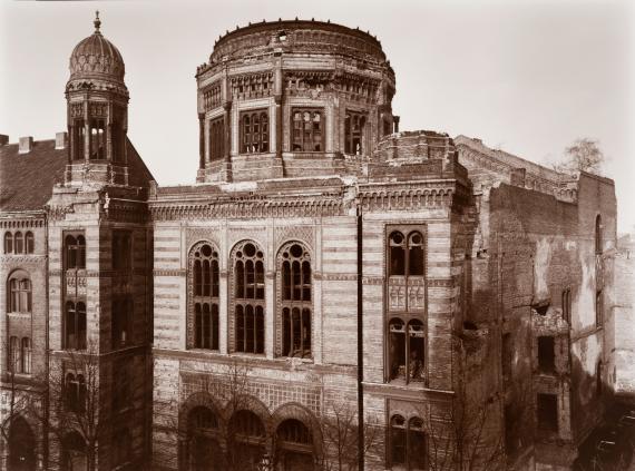 Ruinenhafte Fassade der Synagoge in der Oranienburger Straße