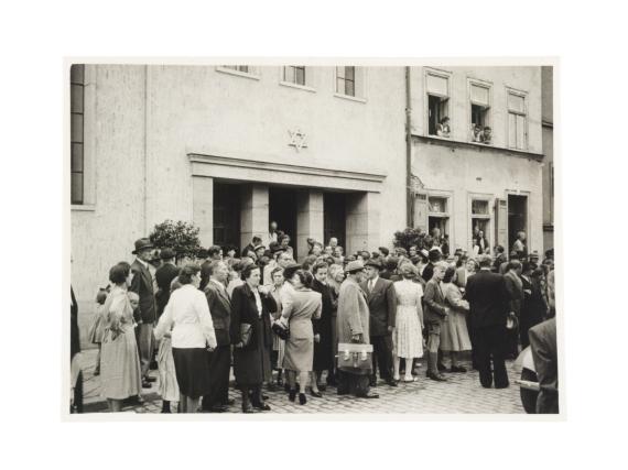 Crowd in front of a synagogue