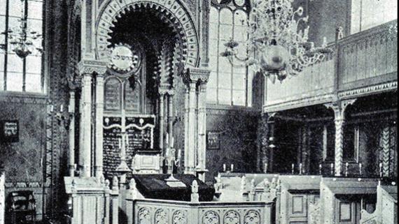 Innenraum einer Synagoge in schwarz-weiß