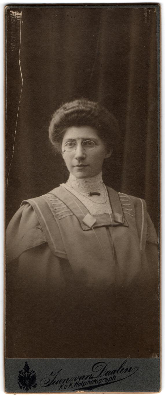 Small portrait photo of Miss Irma Grün