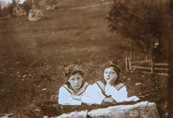 Maria und Leonie auf einer Wiese