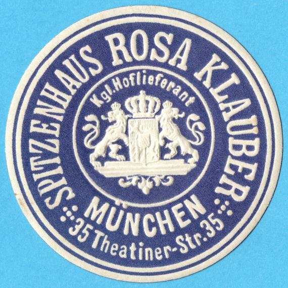 Werbevignette - Firmenwappen - Spitzenhaus Rosa Klauber - runde weißblaue Vignette in zwei ineinander inne liegenden Kreisen - im größeren äußeren Kreis lesbar - Spitzenhaus Rosa Klauber -  München - Theatiner-Str. 35 - im inneren Kreis in kleinerer Schrift über dem eingeprägten Wappen des  Königreichs Bayern lesbar - kgl. Hoflieferant