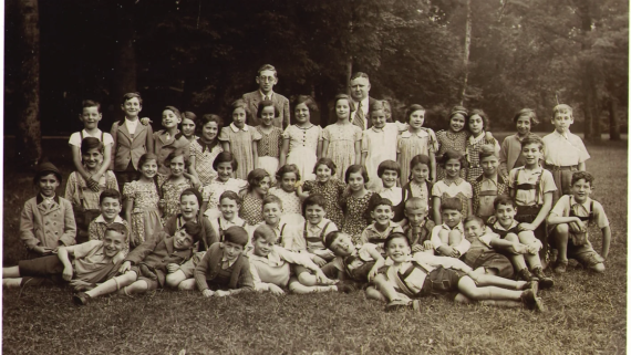 Gruppenbild. Viele Kinder der Schule mit ihren Lehrern. 