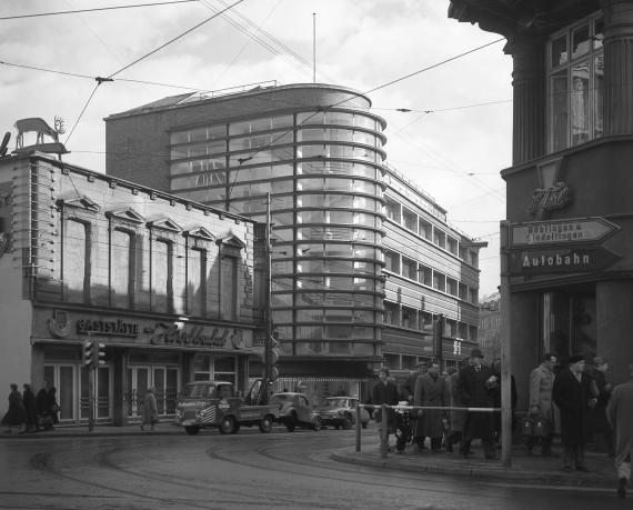 Großes Gebäude für gewerbliche Zwecke (Einkaufszentrum) in einer Ecke in Stuttgart, Deutschland.