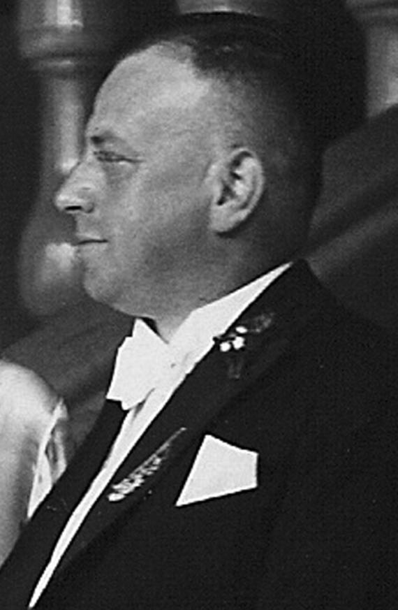 Lateral portrait of a man in a fine suit. Black and white picture.