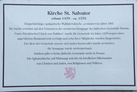 Informationstafel zur Kirche St. Salvator mit Bezug zur davor dort stehenden Synagoge und damaliger jüdischer Gemeinde 