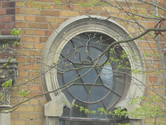 Round window of the mourning hall with a Star of David in the center.