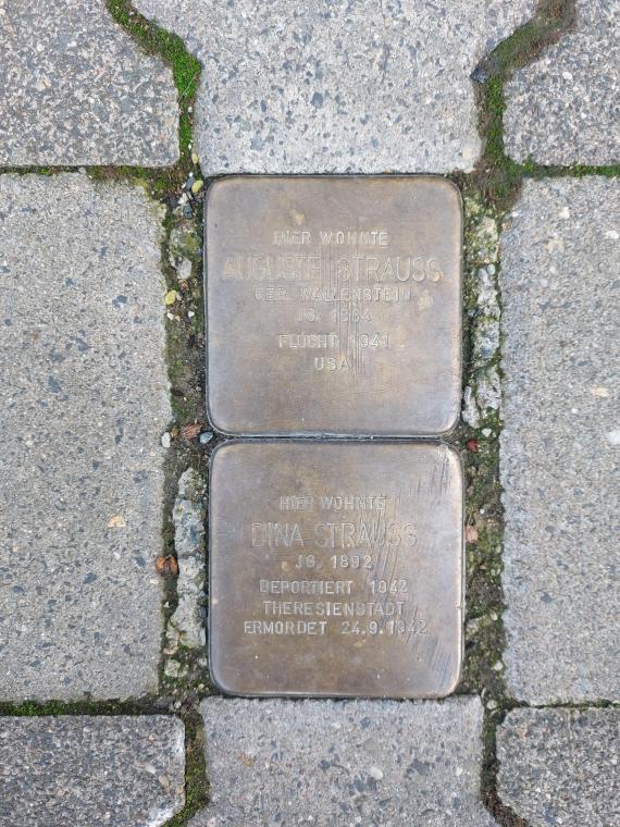 Abgebildet sind die Stolpersteine für Auguste und Dina Strauss