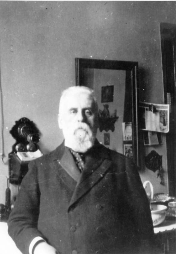 The photo shows the head physician Dr. Elieser Rosenbaum