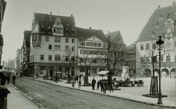 Großer Stadtplatz mit Häuserzeile im Hintergrund