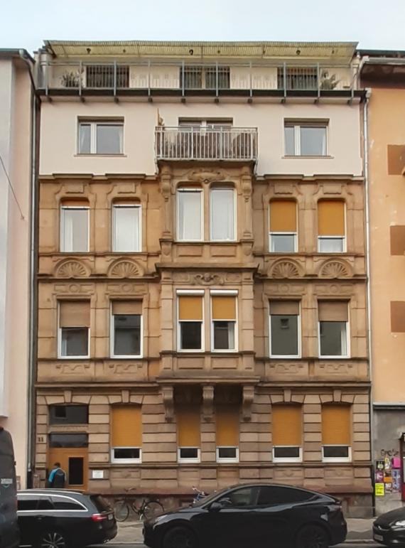 Multi-storey house with bay window integrated into row of houses