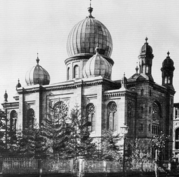 Black and white photo of a large synagogue with dome