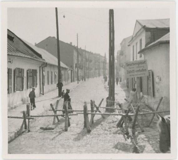 Schwarz-weiß Fotografie einer Straße mit Absperrung