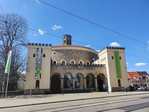 Farbfotografie mit einer Frontalansicht eines historischen Gebäudes