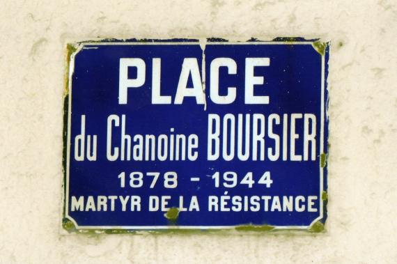 Foto eines blauen Straßenschilds mit weißer Schrift
